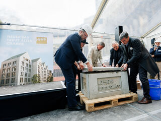 Der Grundstein ist gelegt, die Bauarbeiten können beginnen
